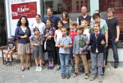Lehrer und Schüler unserer Musikschule stehen gemeinsam vor unserer Musikschule. Aufnahme vor der Musikschule in der Kablonskistr. 15 in Berlin (Prenzlauer Berg)